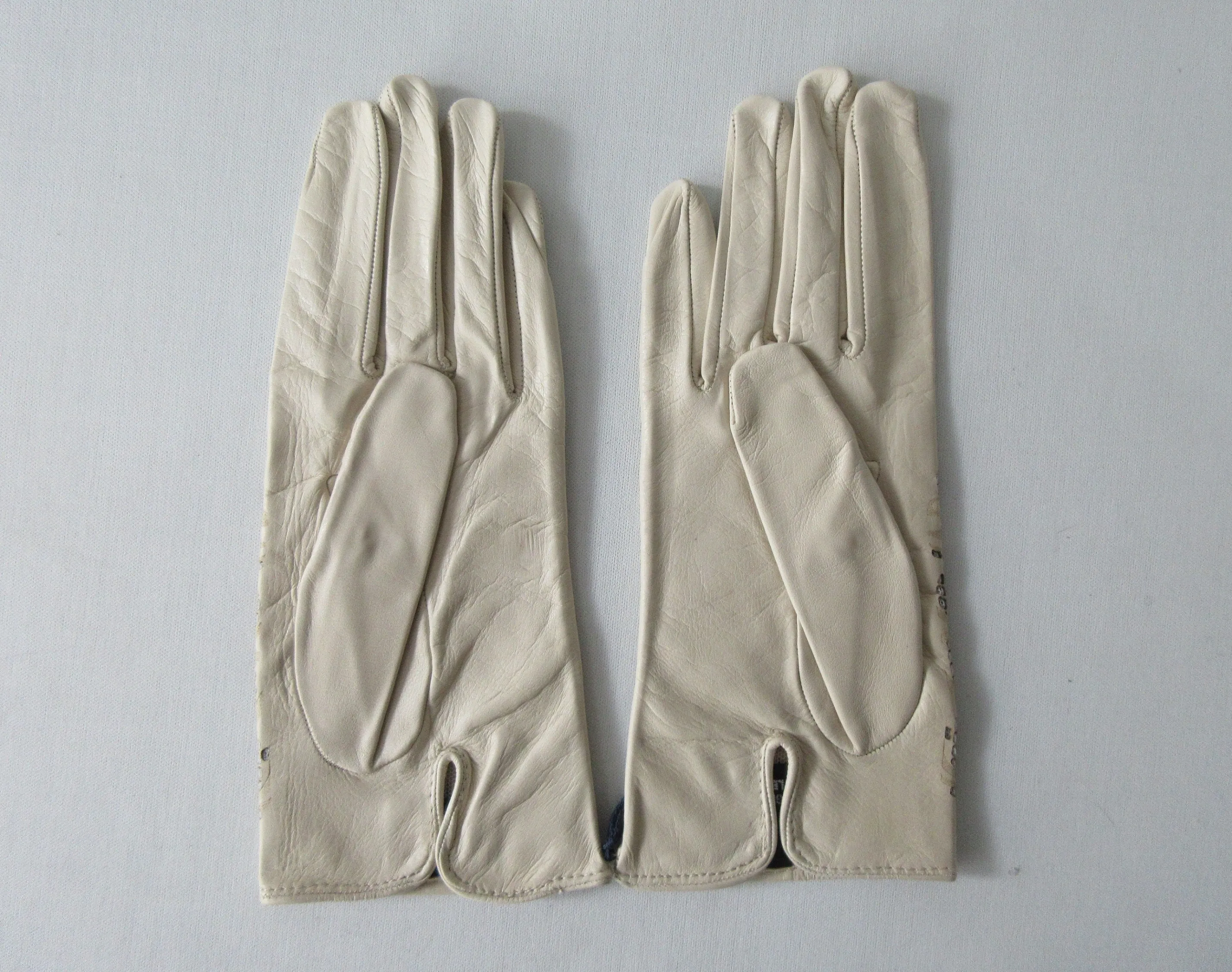 20G11 -Tan Floral Cutout Gloves