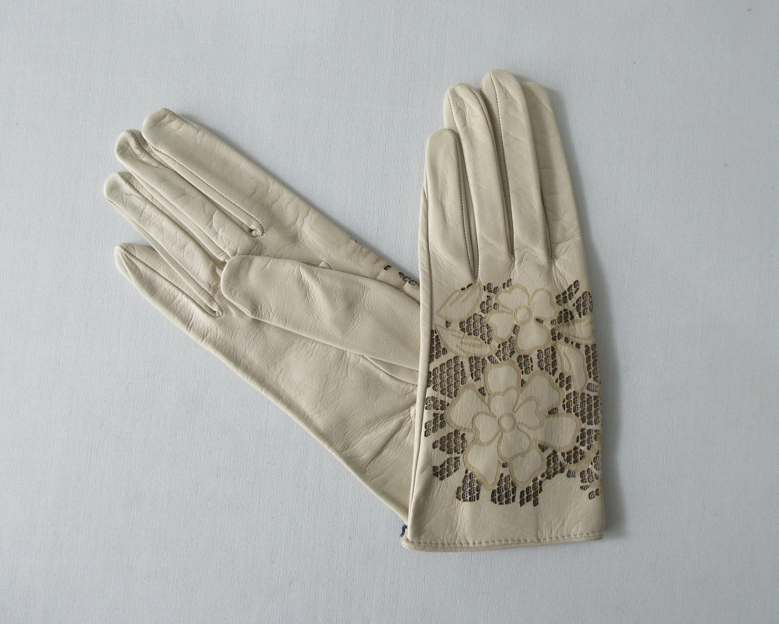 20G11 -Tan Floral Cutout Gloves